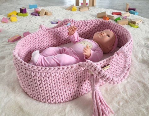 Kosz Mojżesza BOHO bawełniany nosidełko dla lalek z drewnianą kołyską - różowy
