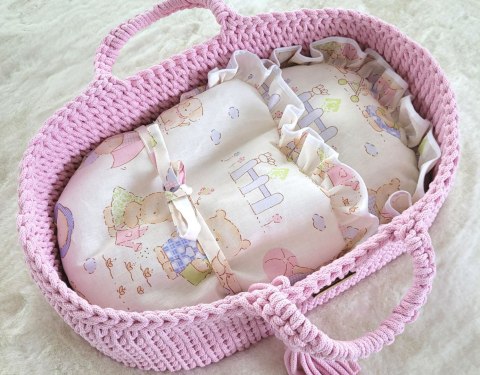 Kosz Mojżesza BOHO bawełniany nosidełko dla lalek z drewnianą kołyską - różowy