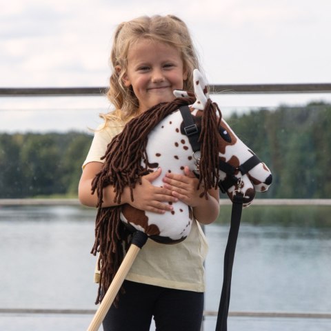 Skippi Hobby Horse A4 w brązowe łaty - koń na kiju - kantar wodze zestawie Skippi Hobby Horse A4 w brązowe łaty - koń na kiju - kantar wodze zestawie