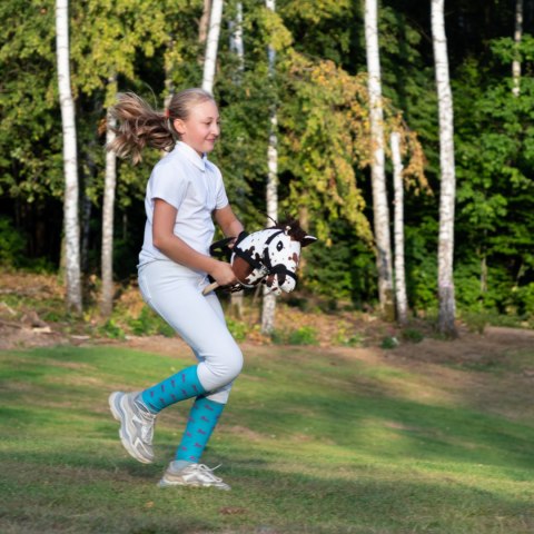 Skippi Hobby Horse A4 w brązowe łaty - koń na kiju - kantar wodze zestawie Skippi Hobby Horse A4 w brązowe łaty - koń na kiju - kantar wodze zestawie