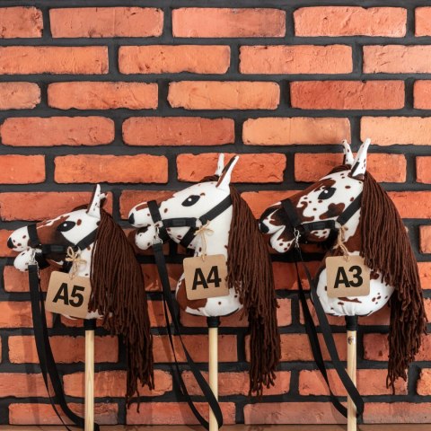 Skippi Hobby Horse A4 w brązowe łaty - koń na kiju - kantar wodze zestawie Skippi Hobby Horse A4 w brązowe łaty - koń na kiju - kantar wodze zestawie