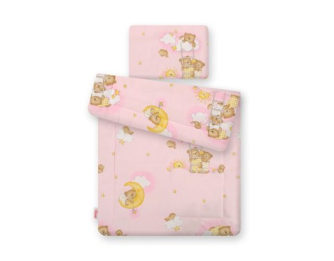 Komplet pościeli dla niemowląt z wypełnieniem 2-cz 75x100cm NEWBORN - Misie w chmurkach różowe Komplet pościeli dla niemowląt z wypełnieniem 2-cz 75x100cm NEWBORN - Misie w chmurkach różowe