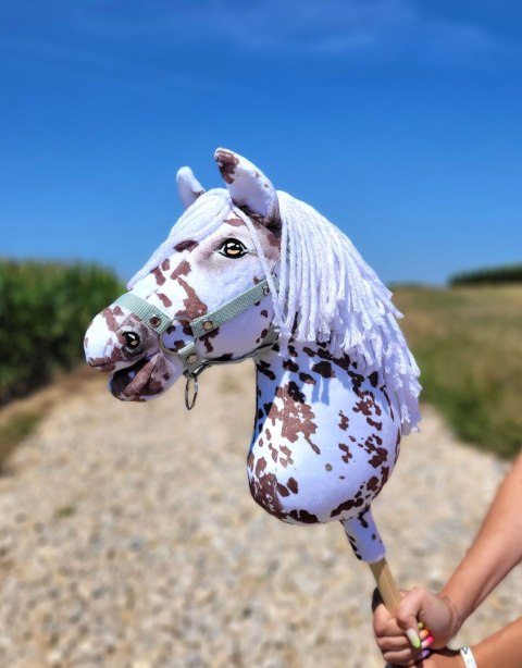 Hobby Horse Duży koń na kiju Premium - tarantowaty biało-brązowy z białą grzywą A3 Hobby Horse Duży koń na kiju Premium - tarantowaty biało-brązowy z białą grzywą A3