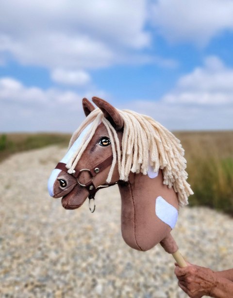Hobby Horse Duży koń na kiju Premium - western III gniady z jasną grzywą A3 Hobby Horse Duży koń na kiju Premium - western III gniady z jasną grzywą A3