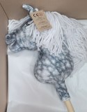 Hobby Horse Mały koń na kiju Premium - siwek jabłkowity z białą grzywą A4