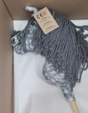 Hobby Horse Mały koń na kiju Premium - siwek jabłkowity z siwą grzywą A4