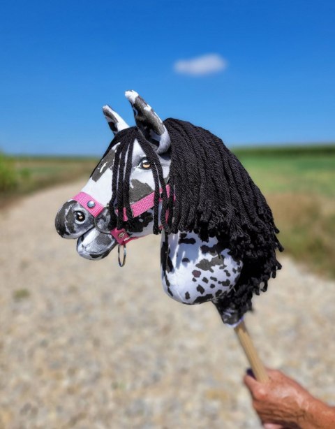 Hobby Horse Mały koń na kiju Premium - tarantowaty biało-czarny z czarną grzywą A4 Hobby Horse Mały koń na kiju Premium - tarantowaty biało-czarny z czarną grzywą A4