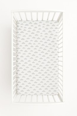 Prześcieradło bawełniane z gumką do łóżeczka 120x60 cm - chmurki szare