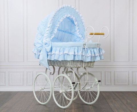 Wiklinowy kosz Mojżesza Retro ze składaną budką Victoria - biały + niebieska pościel z koronką