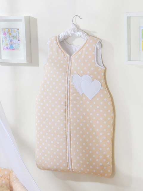 Śpiworek niemowlęcy- Wiszące serduszka białe grochy na beżowym