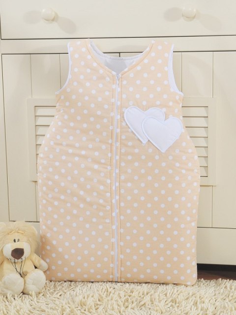 Śpiworek niemowlęcy- Wiszące serduszka białe grochy na beżowym